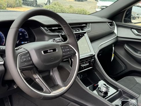 New 2025 Jeep Grand Cherokee L Altitude image 19