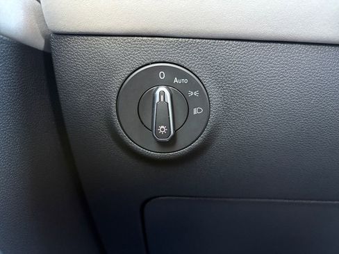 Used 2025 Volkswagen Taos SE image 12