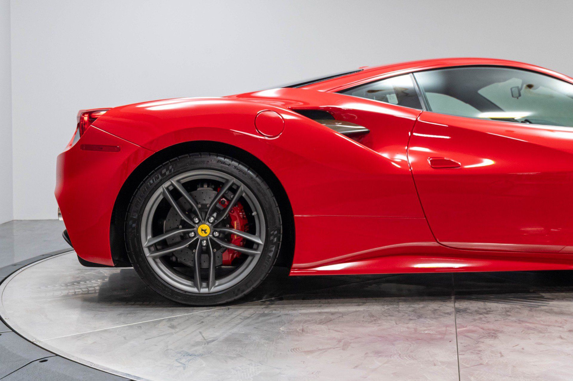 Used 2018 Ferrari 488 GTB RWD image 21