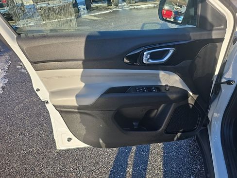 Certified 2024 Jeep Compass Limited image 18