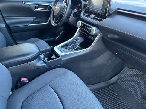 Used 2020 Toyota RAV4 XLE w/ Convenience Package FWD image 17