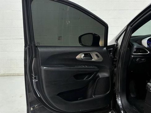 Used 2020 Chrysler Pacifica Touring-L AWD/4WD image 9