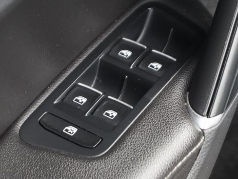 Used 2018 Volkswagen Golf R 4-Door AWD/4WD image 17