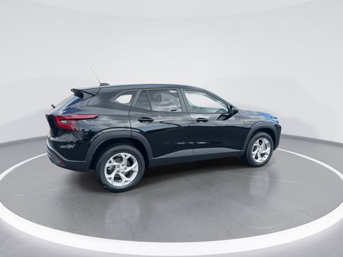 Used 2025 Chevrolet Trax LS w/ LS Convenience Package image 9