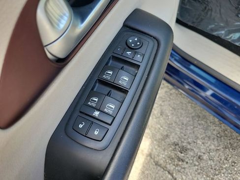 Used 2017 Chrysler Pacifica Limited FWD image 22