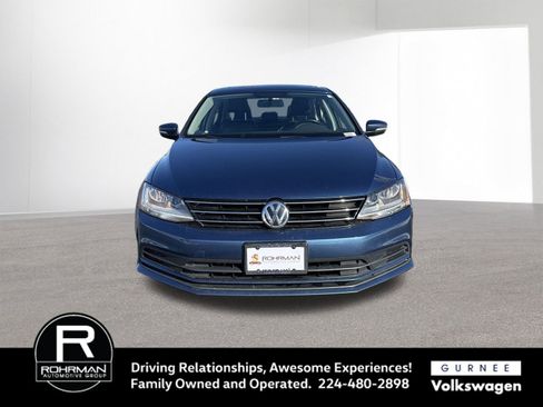 Used 2017 Volkswagen Jetta SE image 3