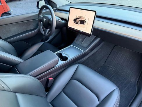 Used 2022 Tesla Model Y Long Range image 21