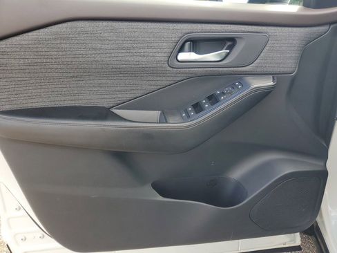 Used 2023 Nissan Rogue SV image 8