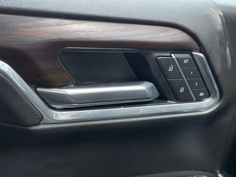 Used 2025 GMC Sierra 1500 SLT image 12