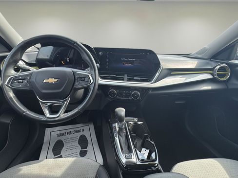 Used 2024 Chevrolet Trax LT w/ LT Convenience Package image 9