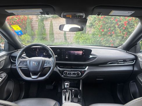 Used 2025 Buick Envista Sport Touring image 32