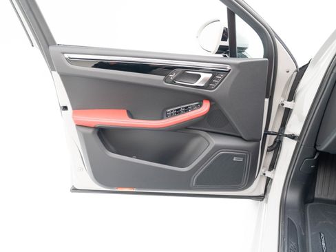 Certified 2026 Porsche Macan AWD/4WD image 20