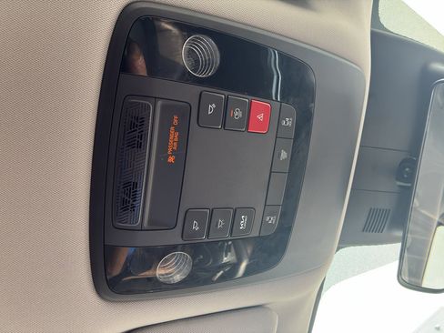 Used 2025 Kia Carnival FWD image 16