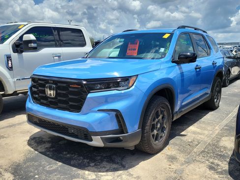Used 2024 Honda Pilot TrailSport image 3