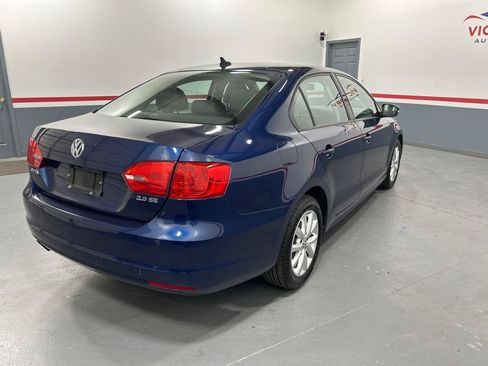 Used 2011 Volkswagen Jetta SE FWD image 3