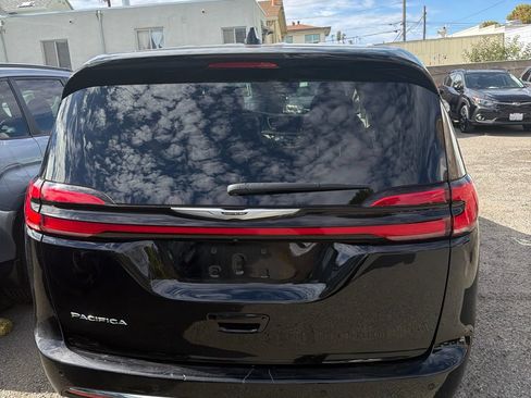 Used 2024 Chrysler Pacifica Touring-L FWD image 9