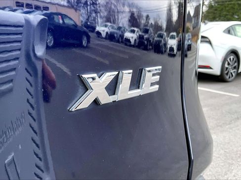 Used 2021 Toyota RAV4 XLE w/ Convenience Package image 10