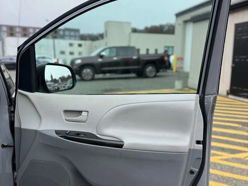 Used 2012 Toyota Sienna LE image 32