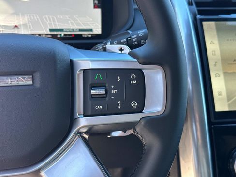 New 2025 Land Rover Discovery Dynamic SE image 28
