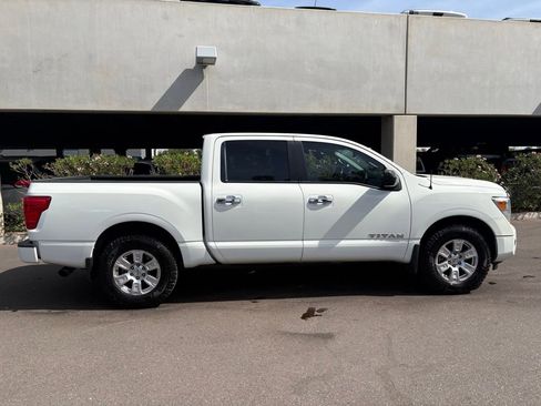 Used 2021 Nissan Titan SV w/ SV Convenience Package RWD image 3