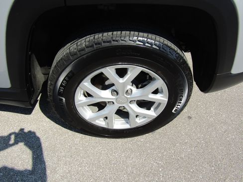 Used 2023 Jeep Grand Cherokee Limited AWD/4WD image 10
