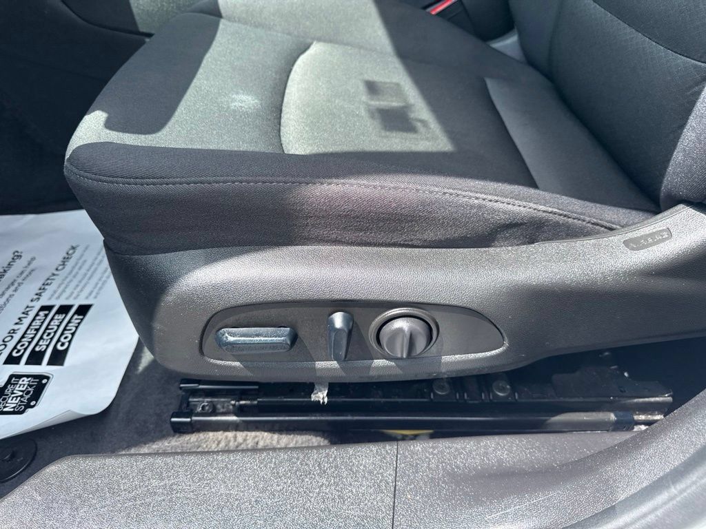 Used 2025 Chevrolet Malibu LT FWD image 36