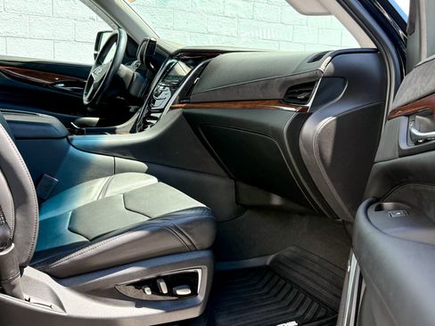 Used 2019 Cadillac Escalade Luxury AWD/4WD image 12