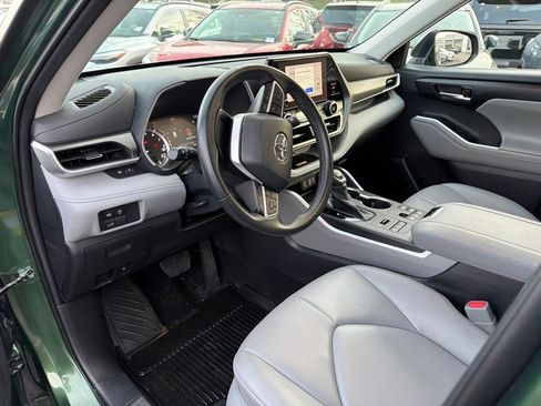 Used 2023 Toyota Highlander XLE AWD/4WD image 25