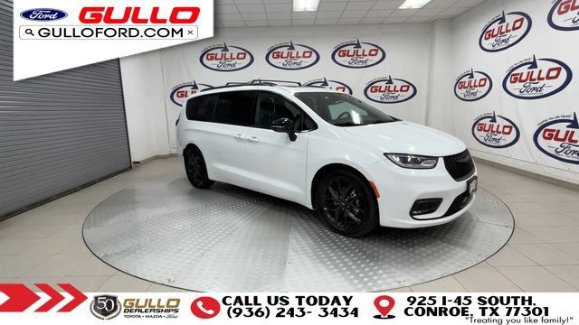 Used 2024 Chrysler Pacifica Limited w/ S Appearance Package FWD image 2