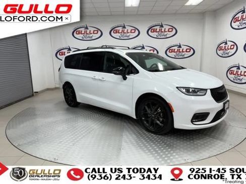 Used 2024 Chrysler Pacifica Limited w/ S Appearance Package FWD image 2