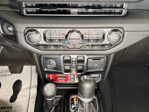 Used 2024 Jeep Gladiator Rubicon w/ Convenience Group AWD/4WD image 12