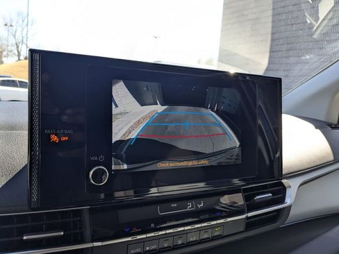 Used 2025 Toyota Sienna LE image 18