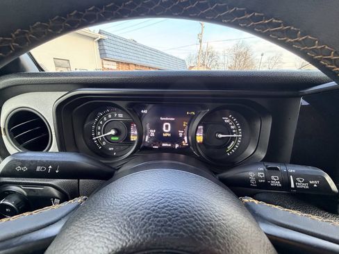 Used 2024 Jeep Wrangler Unlimited w/ Convenience Group AWD/4WD image 7