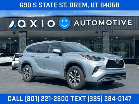 Used 2024 Toyota Highlander XLE FWD image 1