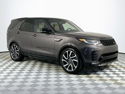 Used 2025 Land Rover Discovery Dynamic SE AWD/4WD image 3