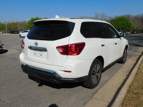 Used 2020 Nissan Pathfinder SV image 4