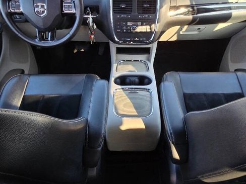 Used 2016 Dodge Grand Caravan SXT image 30