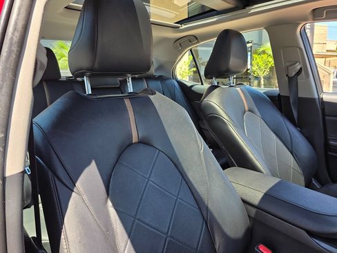 Used 2018 Toyota Camry XLE FWD image 16