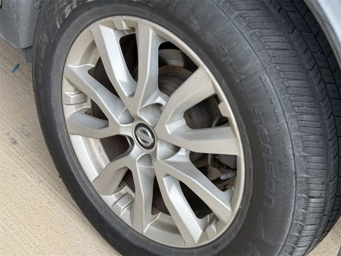 Used 2017 Nissan Rogue SV w/ SV Premium Package image 10