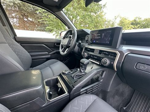 Used 2024 Toyota Tacoma SR5 AWD/4WD image 10