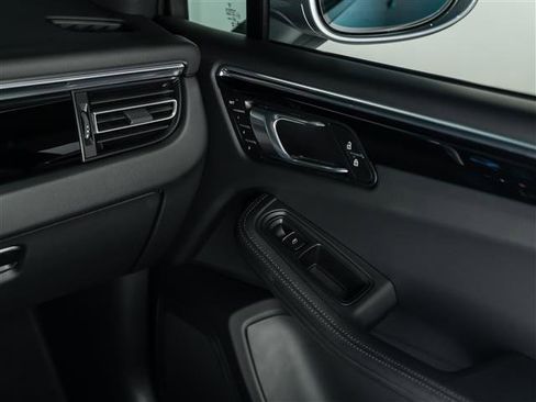 Certified 2025 Porsche Macan image 27