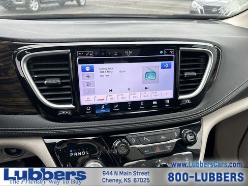 Used 2024 Chrysler Pacifica Limited FWD image 15