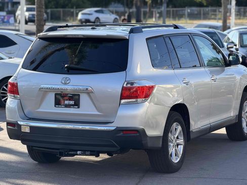 Used 2012 Toyota Highlander SE w/ Tow Pkg FWD image 6