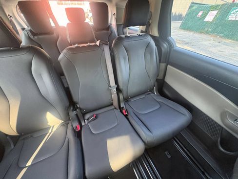 Used 2026 Kia Carnival FWD image 36
