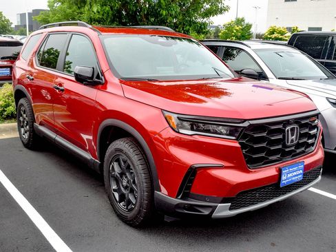 Used 2025 Honda Pilot TrailSport image 15
