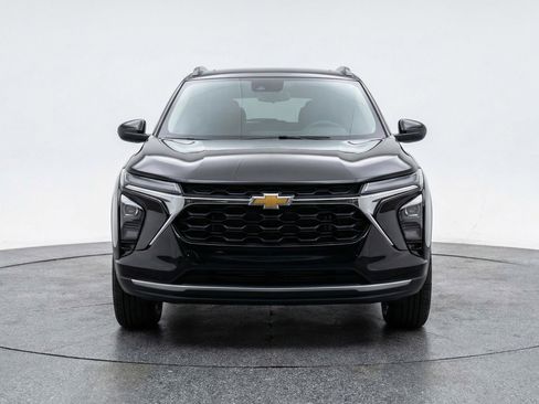 Used 2025 Chevrolet Trax LT w/ LT Convenience Package image 2