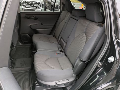 Used 2023 Toyota Highlander LE image 18