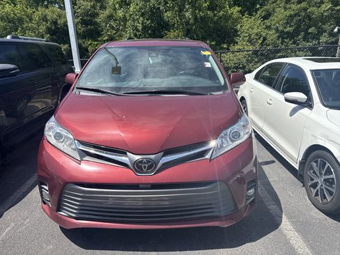 Used 2020 Toyota Sienna XLE Premium FWD image 2