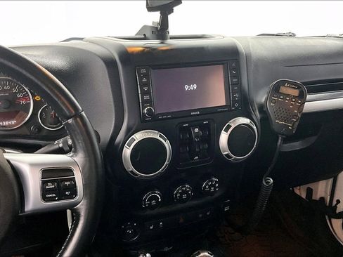 Used 2015 Jeep Wrangler Unlimited Rubicon AWD/4WD image 8