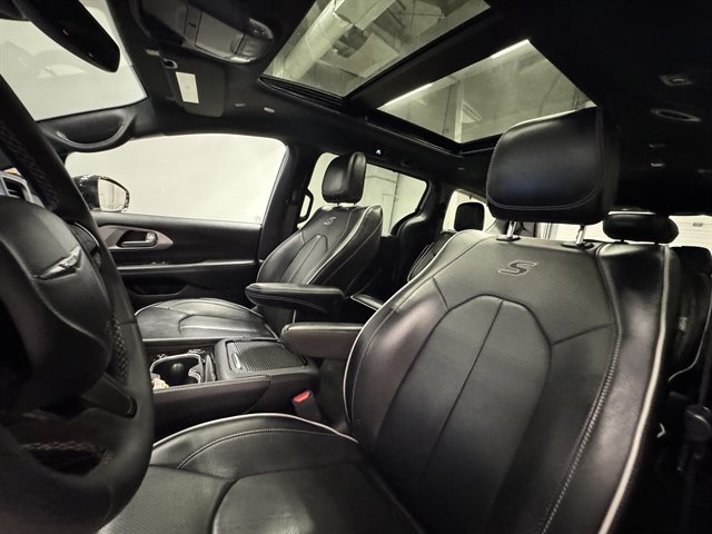 Used 2025 Chrysler Pacifica Limited FWD image 23